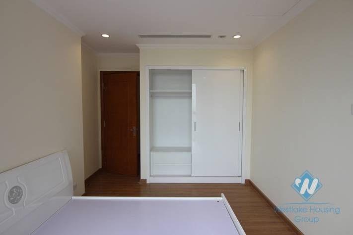 Four bedrooms apartment for rent in Vinhome Nguyen Chi Thanh, Dong Da district, Ha Noi